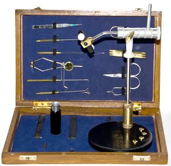 Картинка Набор инструментов Fly-Fishing в деревянной коробке Rotatory vice tools kit от магазина Главный Рыболовный