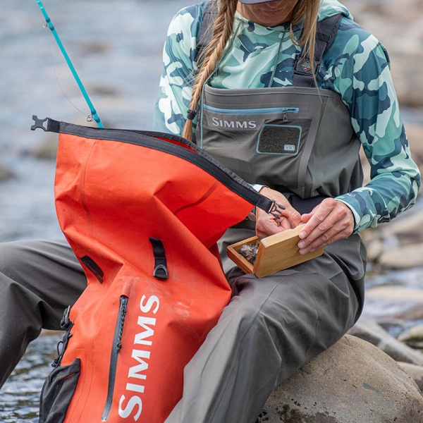 Картинка Рюкзак Simms Dry Creek Rolltop Backpack, Black, 30 л от магазина Главный Рыболовный